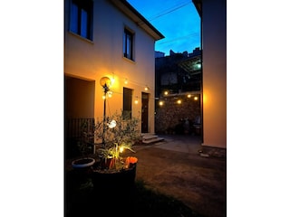 Blick auf den Eingangsbereich vom Garten aus