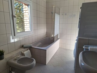Bad mit Badewanne, Bidet, Waschmaschine, Trockner, WC