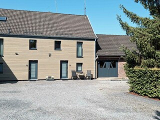 Blick auf das Wohnhaus mit Ferienwohnung im 1. OG