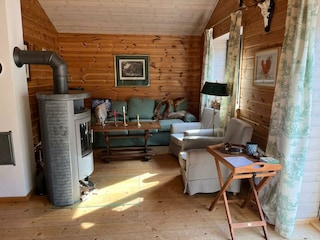 Wohnzimmer mit Ofen und TV