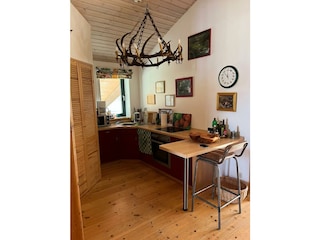 offene Küche mit Spülmaschine und Speisekammer