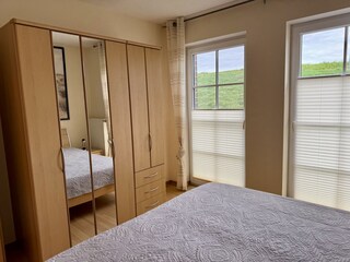 Kleiderschrank im Schlafzimmer mit Doppelbett