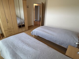 2 Schlafzimmer mit Kleiderschrank