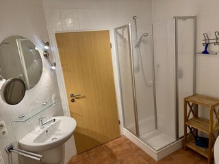 Badezimmer mit Dusche und Badewanne