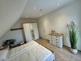 Schlafzimmer mit Doppelbett