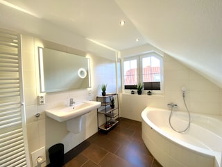 Bad 2 mit Badewanne