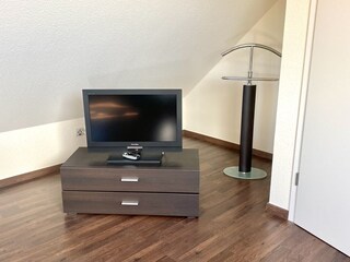 2. Schlafzimmer mit Fernseher