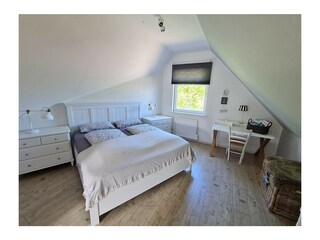 geräumiges Schlafzimmer mit einem bequemen Doppelbett