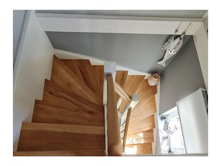 neuwertige Holztreppe mit Handlauf