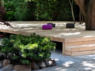 Podest mit großer Eiche.