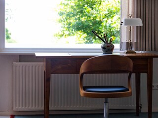 Schreibtisch mit Blick auf´s kleine "Meer".