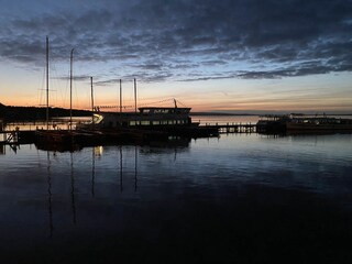 Stilles Meer am Abend.