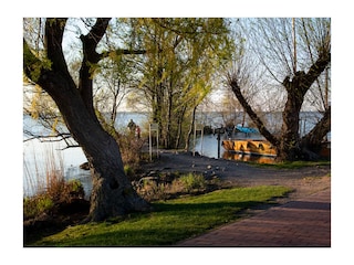 Promenadenbummel am Wasser.