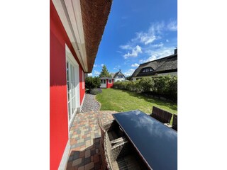 Terrasse mit Gartenmöbeln