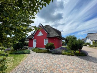 Eingangsbereich mit Parkplatz