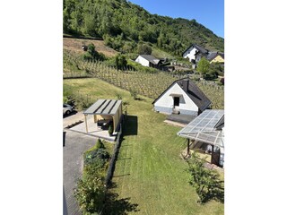 Blick aus der Wohnung auf die Sitzgelegenheit