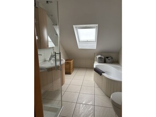 Badezimmer mit Badewanne und Dusche