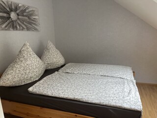 Schlafzimmer im neben dem Wohnzimmer
