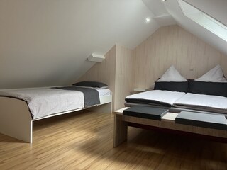 Schlafzimmer im oberen Bereich für drei Personen