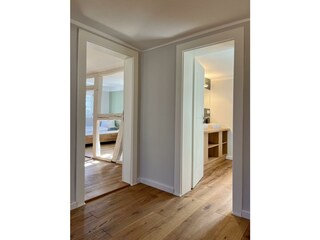 Blick ins Bad und Schlafzimmer OG