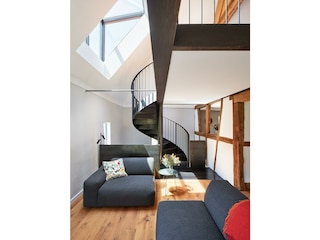 Wohnbereich und Luftraum Treppe