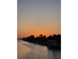 Sonnenuntergang am Kanal