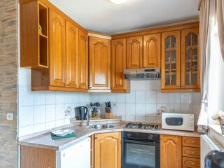 Vollständig ausgestattete Küche mit rustikalem Charme.