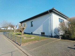 FeWo Eingang mit 2 Parkplätzen