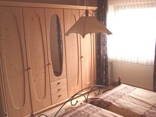 Großer Kleiderschrank im Schlafzimmer