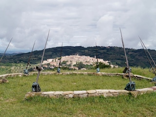 Vista di Seggiano dal giardino di Daniel Spoerri