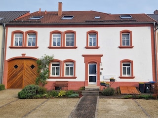 Ansicht vorne mit Stellplatz