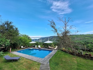 Ausblick am Pool auf gegenüberliegende Weinberge