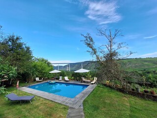 Ausblick am Pool auf gegenüberliegende Weinberge