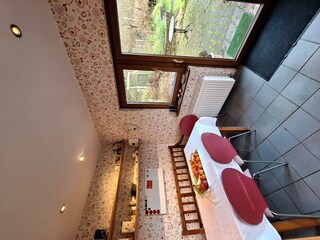 Esstisch mit Zugang zur Terrasse