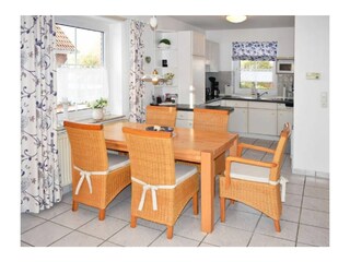 Eßtisch mit Blick in die offene Küche