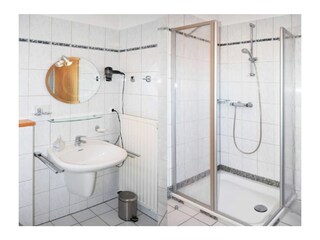 Bad hat eine flache Duschtasse