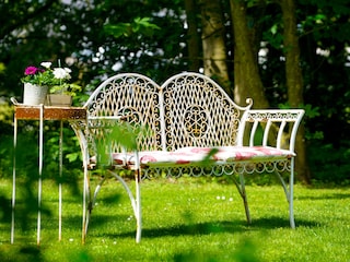 Überall im Garten befinden sich Plätzchen zum Verweilen
