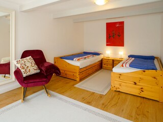 2. Schlafzimmer (bis zu 3 Einzelbetten)