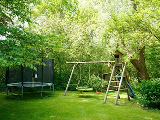 For the kids: Schaukel, Rutsche , Baumhaus u. Trampolin