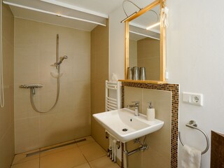 Bad mit bodengleicher Dusche