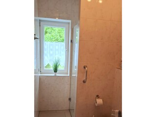 Blick auf die sehr große ebenerdige Dusche