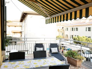 Terrasse mit elektrischem Vorhang bedeckt.
