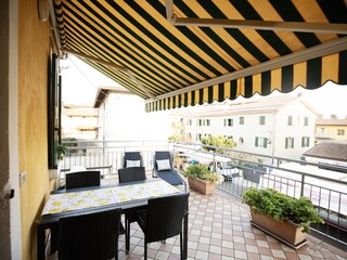 Terrasse mit elektrischem Vorhang bedeckt.