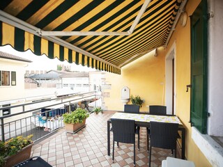 Terrasse mit elektrischem Vorhang bedeckt.