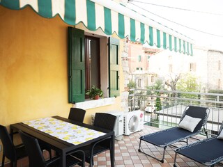 Terrasse mit elektrischem Vorhang bedeckt.