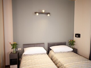 Schlafzimmer (option 2 Einzelbetten) mit sofa