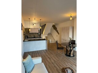 Wohnzimmer mit Blick richtung Treppe