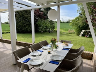 ... mit überdachtem Essbereich