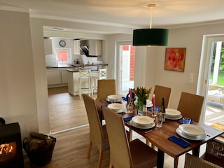 ...direkt neben der modernen Küche.