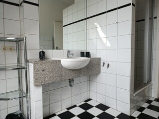 Badezimmer mit Dusche
